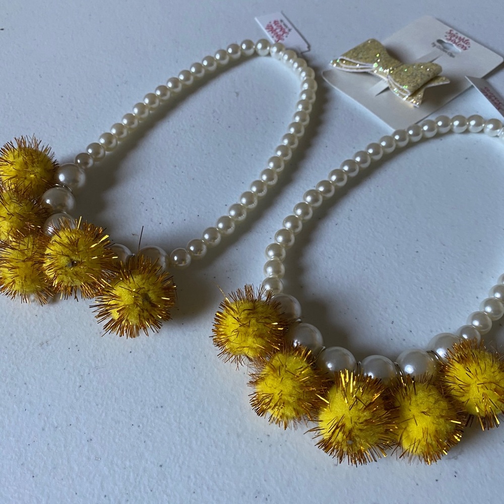 Pearl and Pom Pom Necklace With Bow Clip